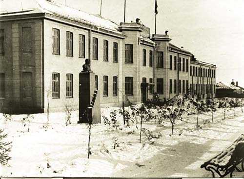 Первое здание коммуны им. Ф.Э. Дзержинского, построенное к декабрю 1927 г.
